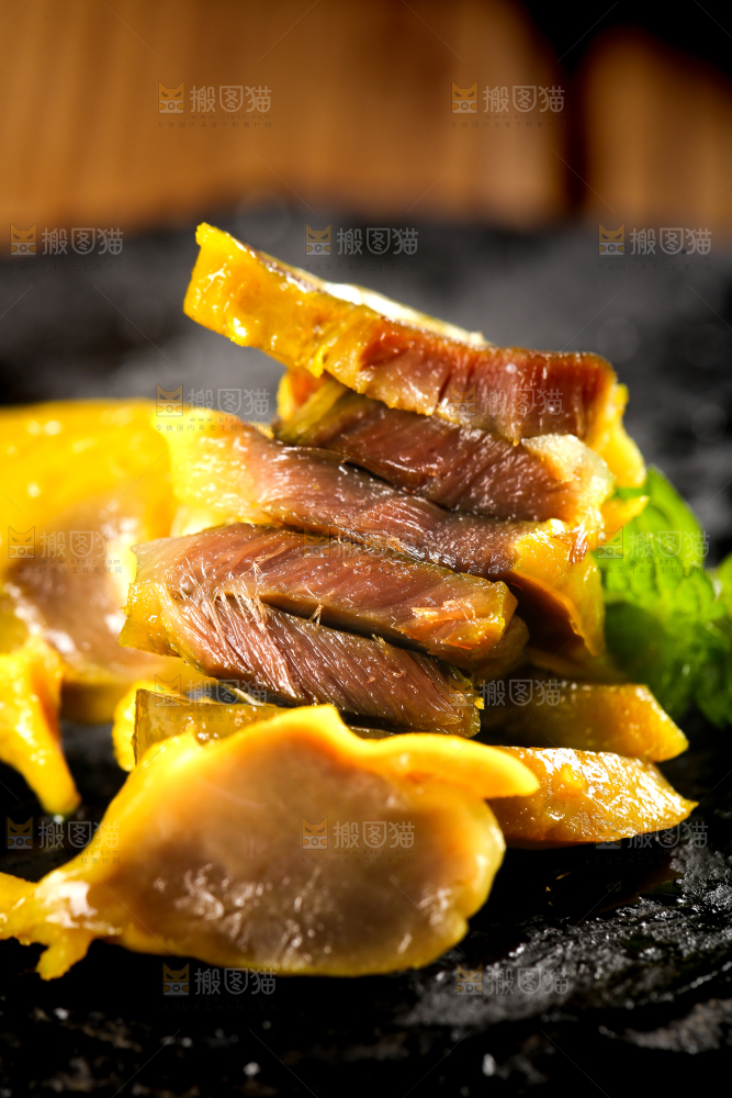 盘子里装着盐焗鸭珍