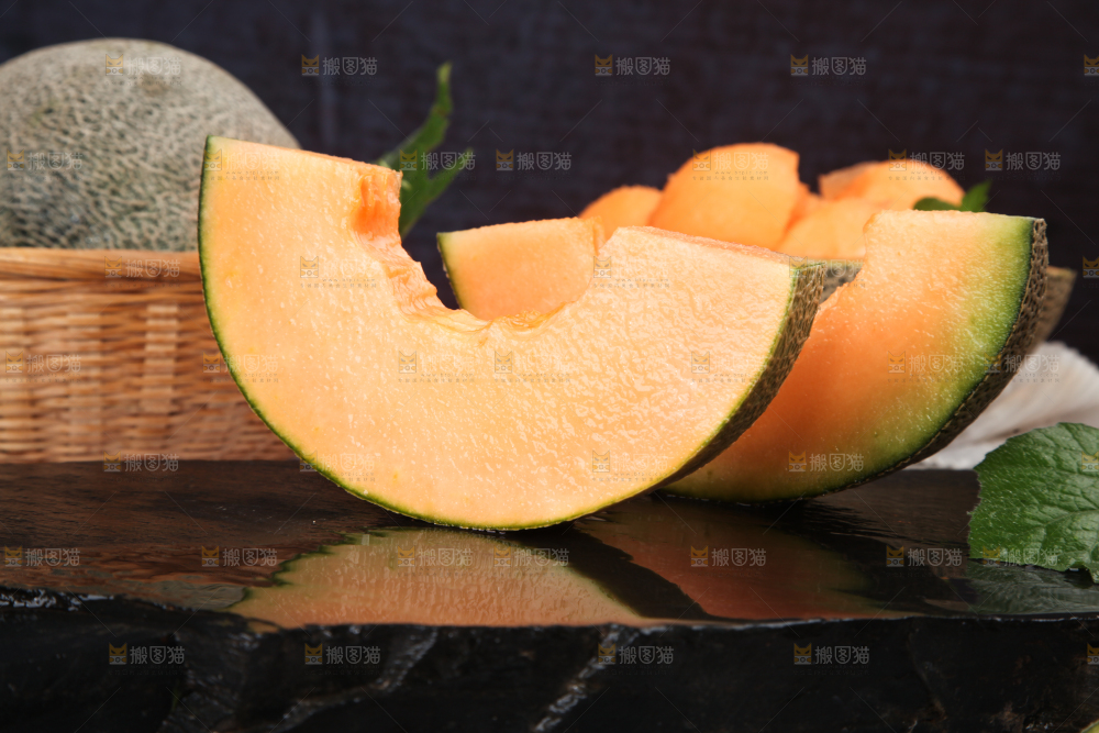 黑底上摆放着网纹蜜瓜