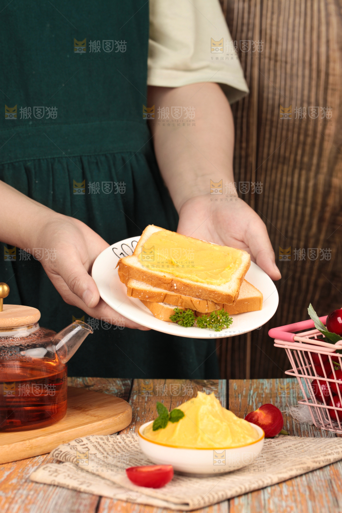 面包片上的榴莲果泥