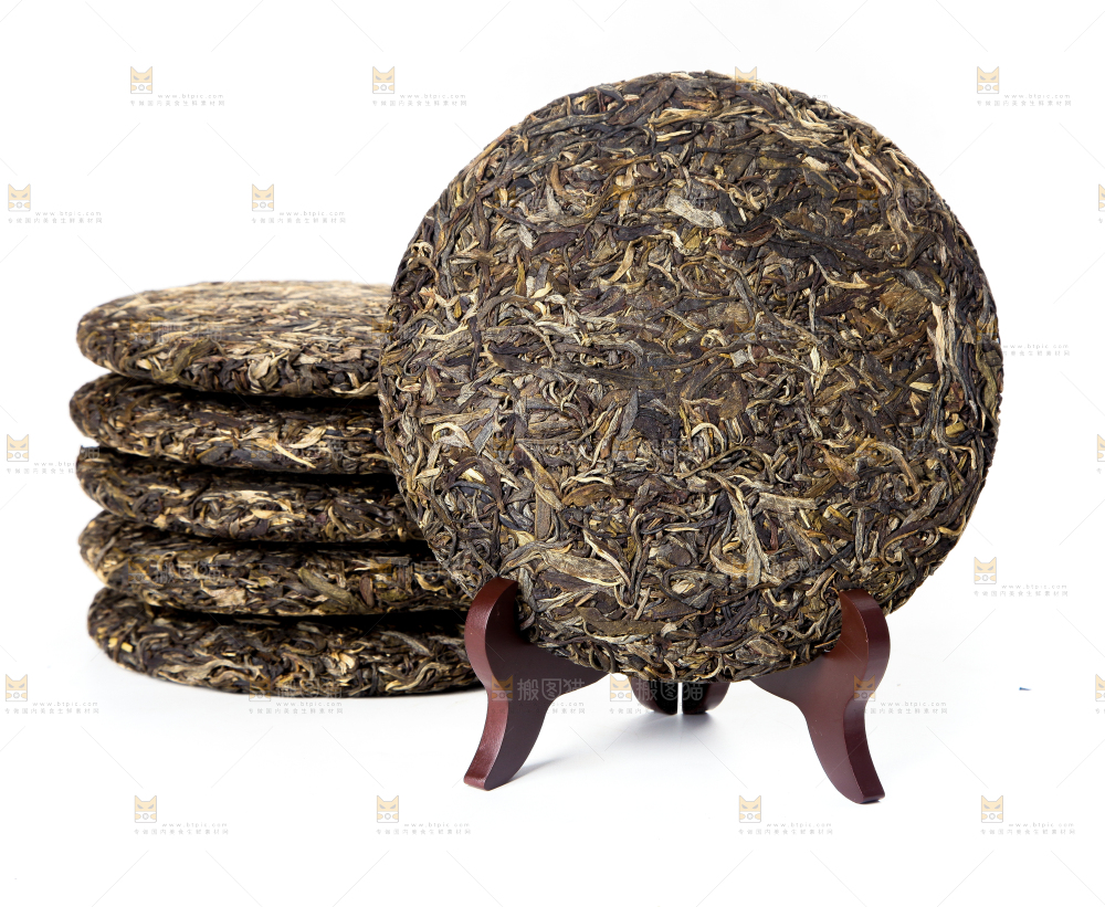 白底上摆放着茶饼