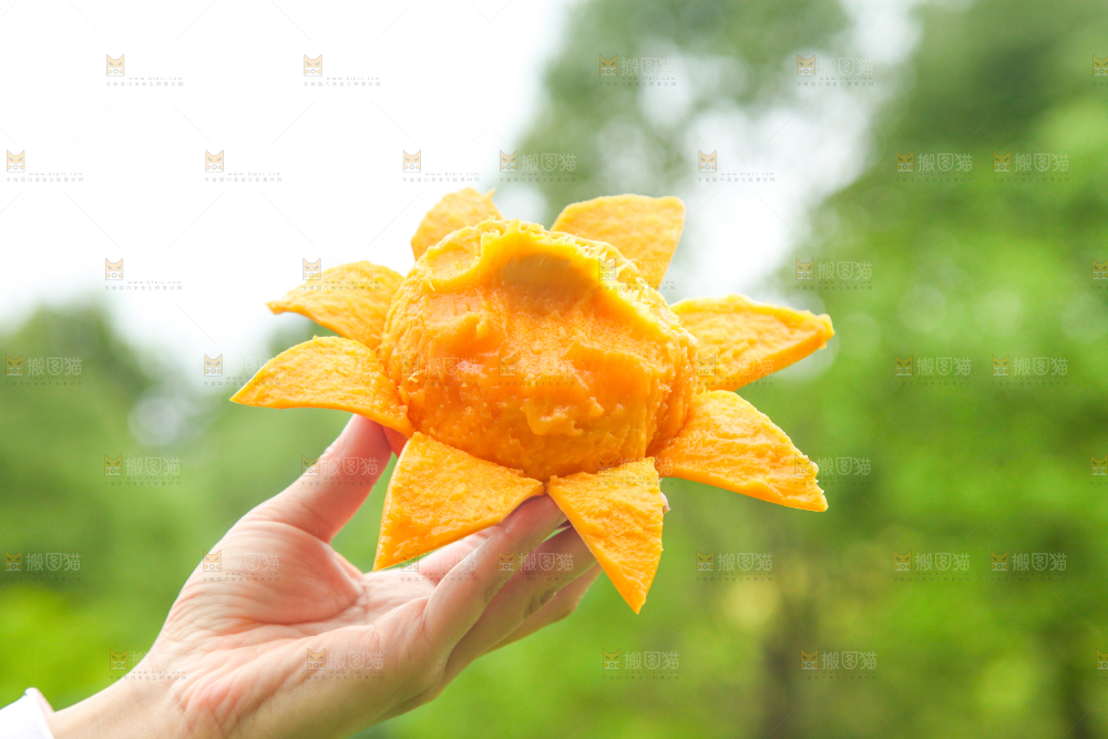 手里拿着剥皮的爱文芒