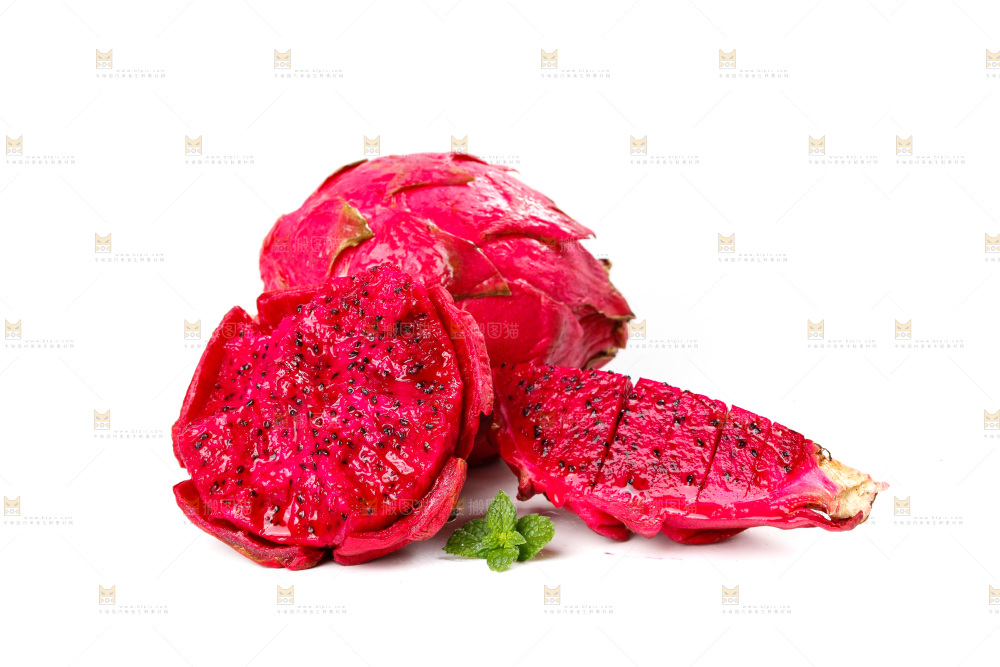 白底上摆放着红心火龙果