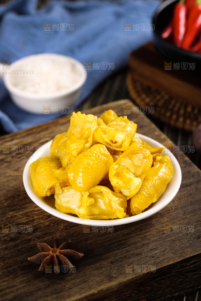 盘子里装着鸡脚筋