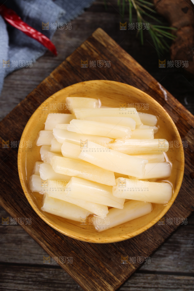 盘子里装着泡椒藕尖