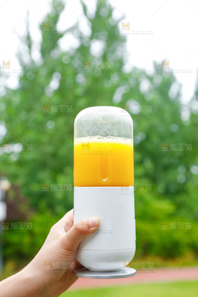 手里拿着芒果汁