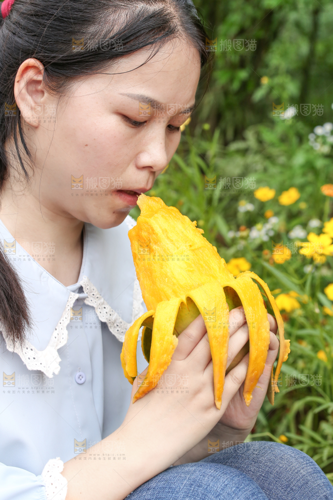 女孩正在吃芒果