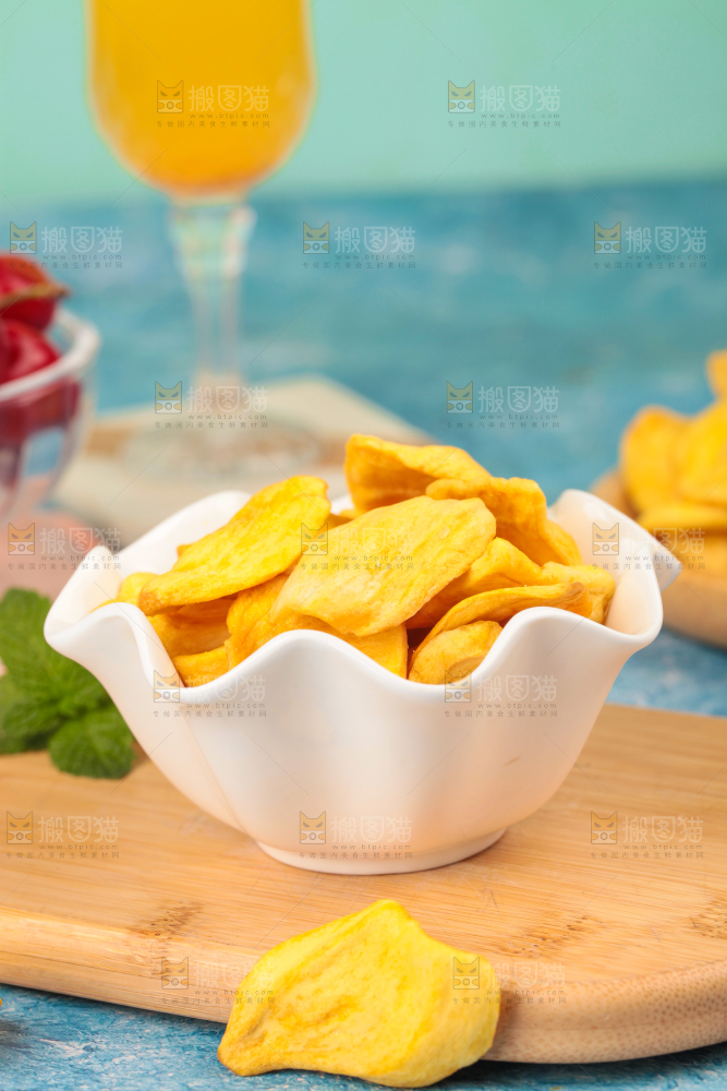 碟子里装着菠萝蜜果干