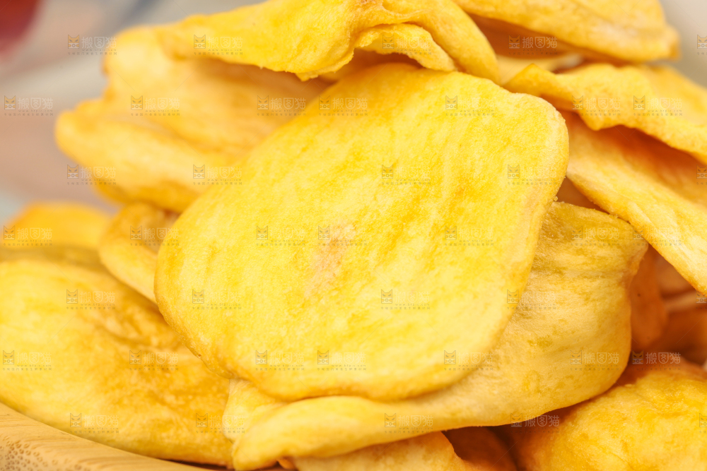 碟子里装着菠萝蜜果干