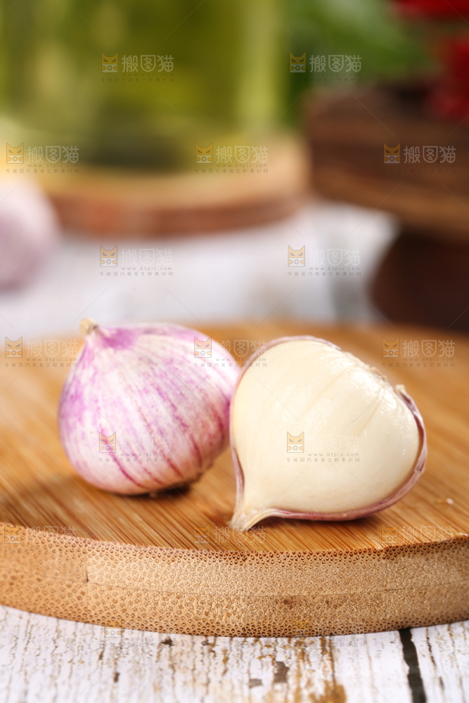 木底上摆放着独蒜头