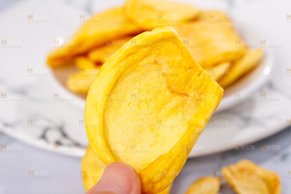 手里拿着菠萝蜜干