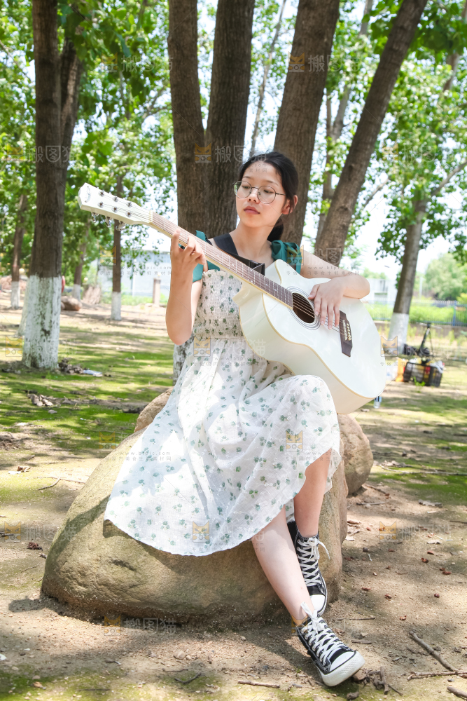 女孩正在弹吉他