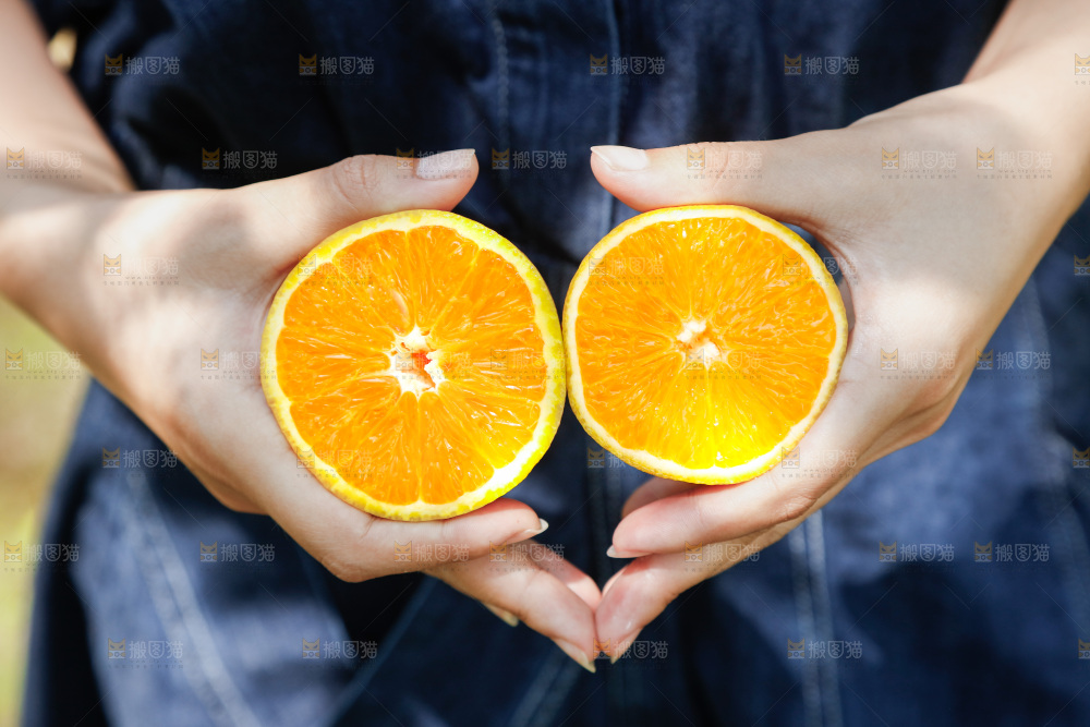 手里拿着新鲜夏橙