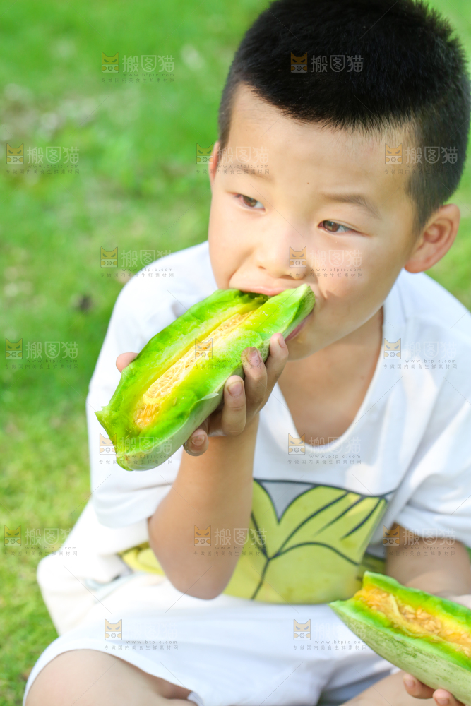 小男孩正在吃羊角蜜