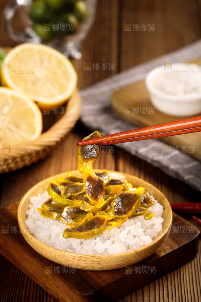 碟子里装着盐焗鸭珍
