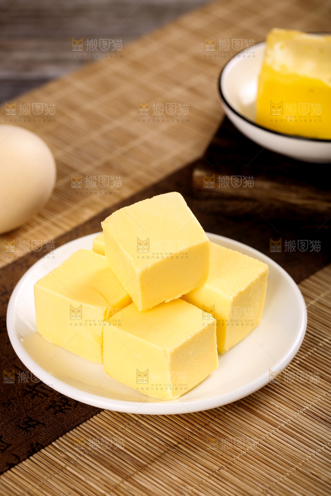 碟子里装着发酵黄油