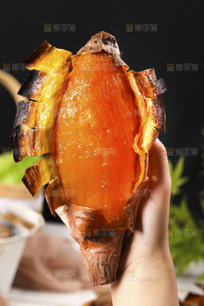 手里拿着蜜薯