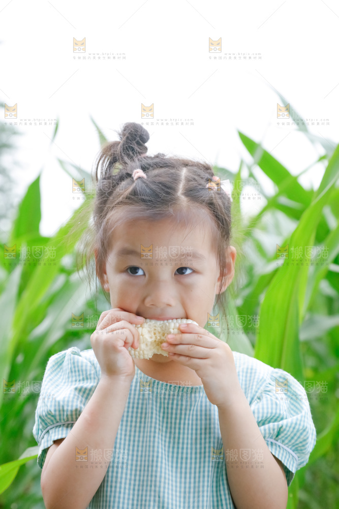 小女孩正在吃牛奶水果玉米