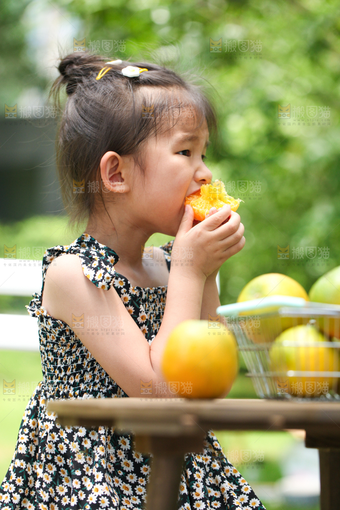 小女孩正在吃夏橙