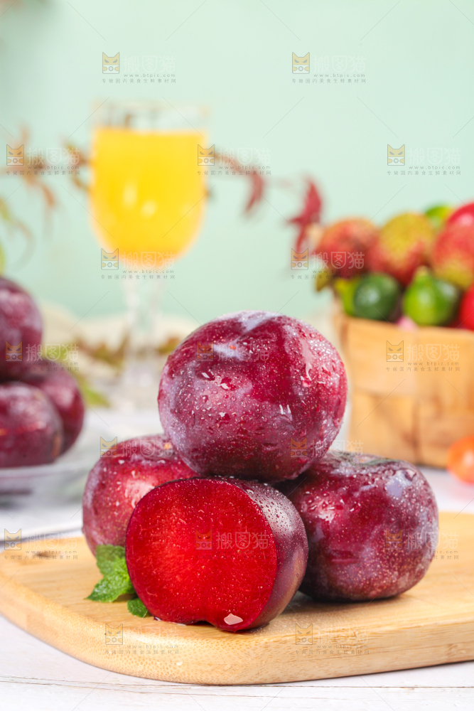 木板上放着三华李