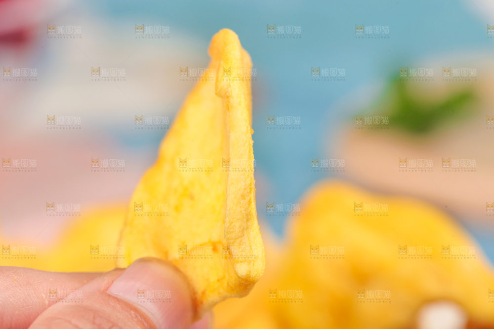 手里拿着水果干