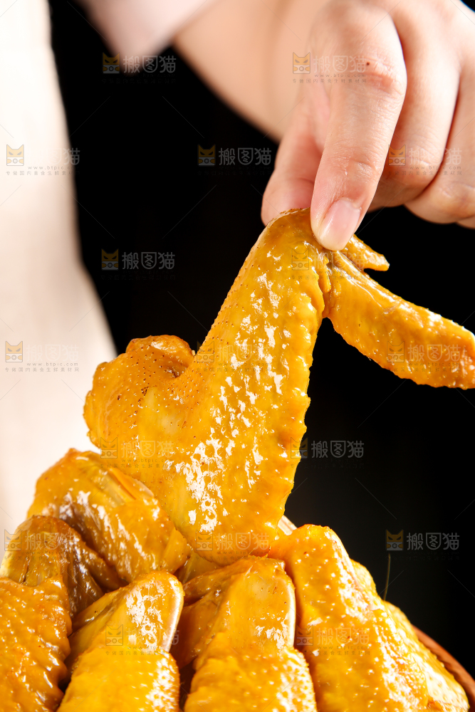手里拿着鸡翅膀