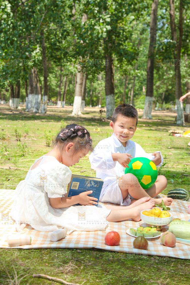 小孩子正在游玩