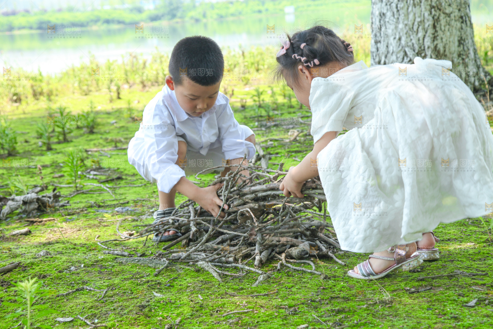 小孩子正在玩耍