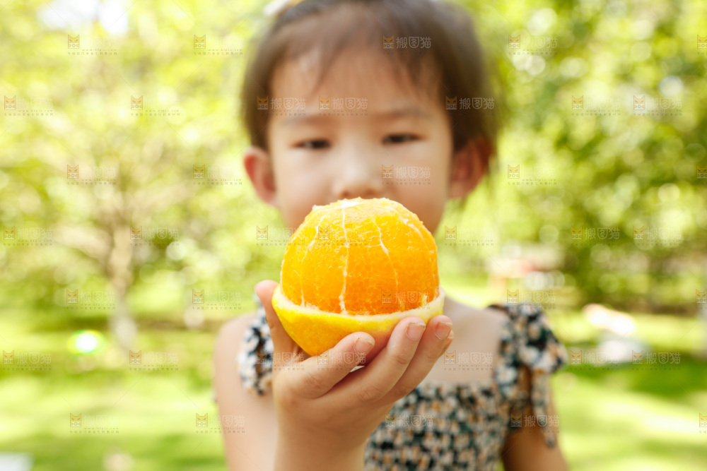 手里拿着橙子