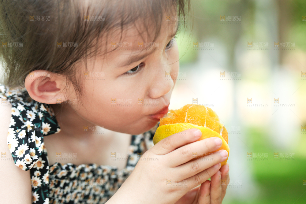 小女孩正在吃夏橙