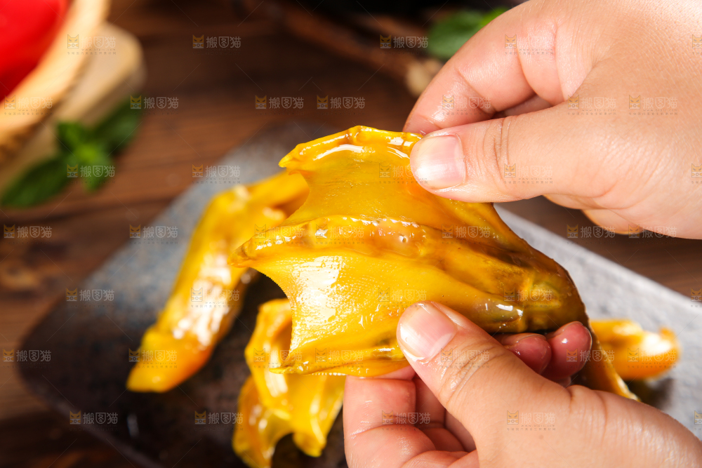 手里拿着鸭爪