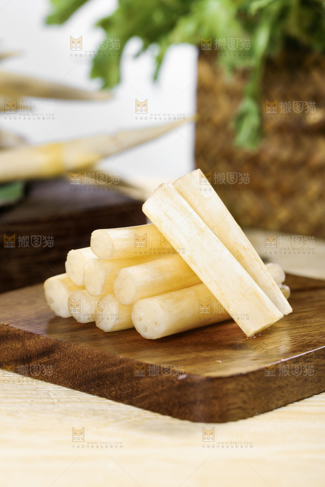 木底上摆放着新鲜藕带