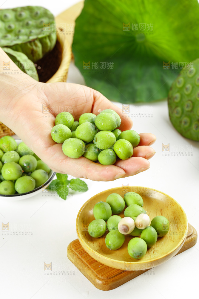 手里拿着新鲜莲子