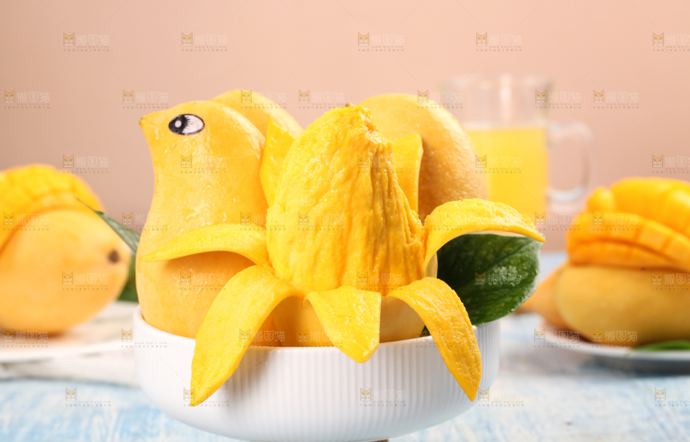 碟子里装着芒果