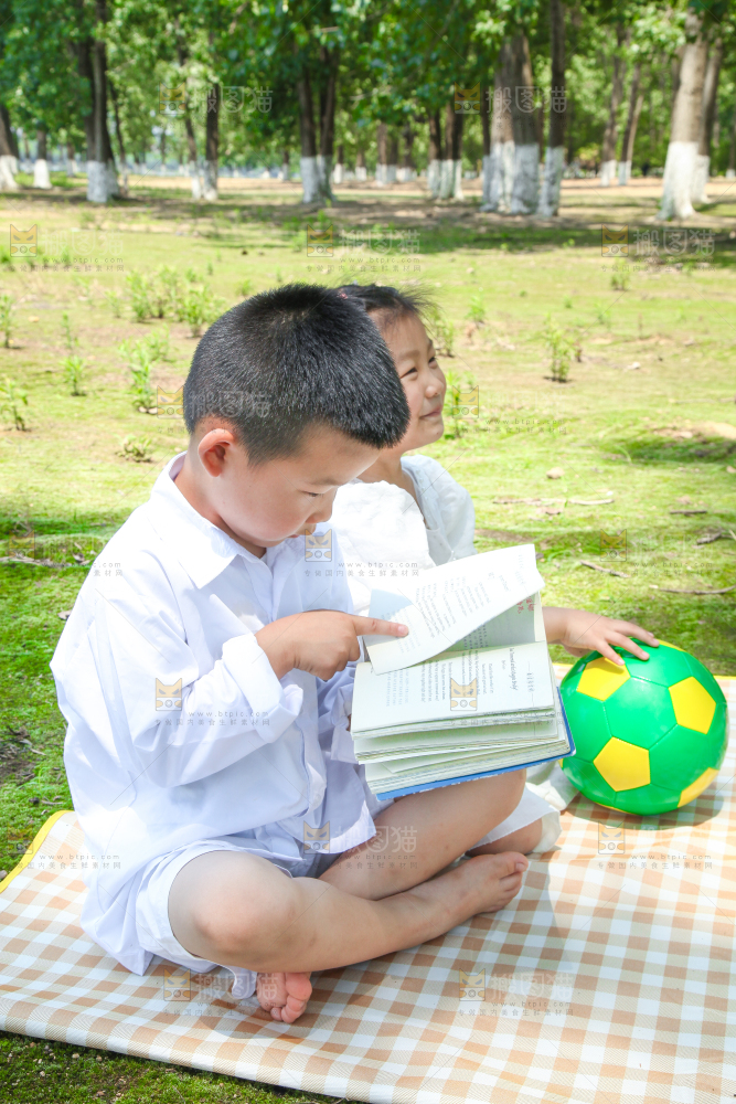 小孩子正在游玩