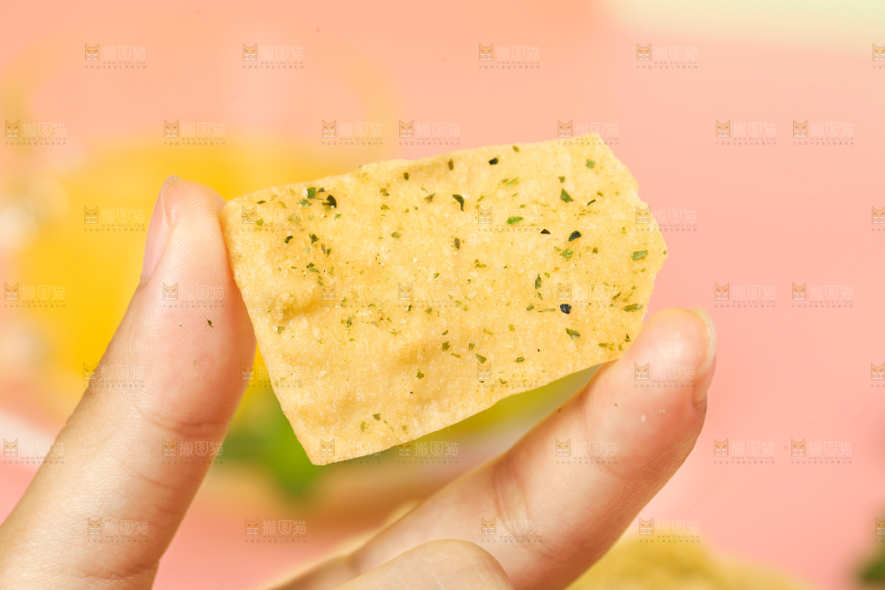 手里拿着薯片