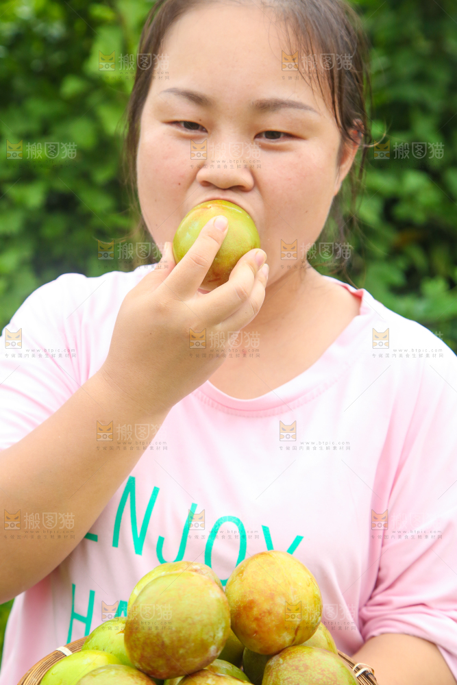 手里拿着新鲜青皮红心李