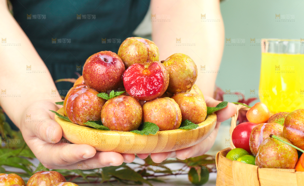 手里端着一碟三华李