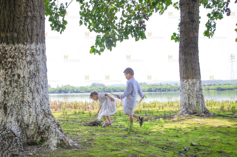 小孩子正在游玩