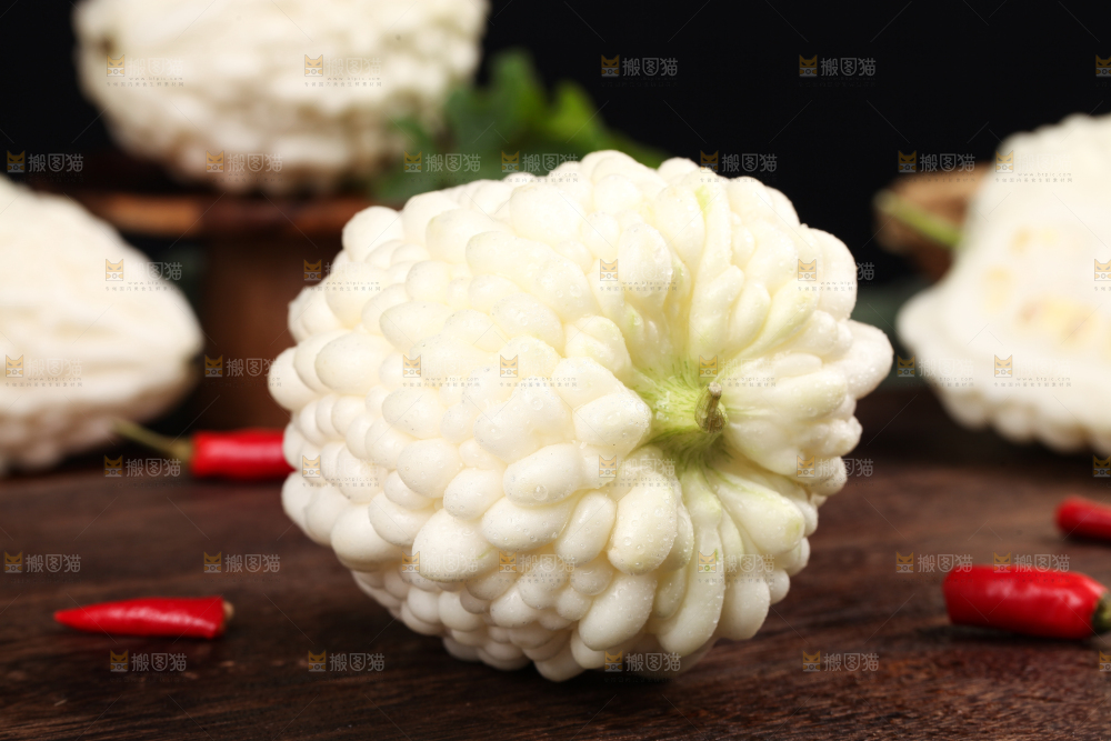 木底上摆放着白玉苦瓜