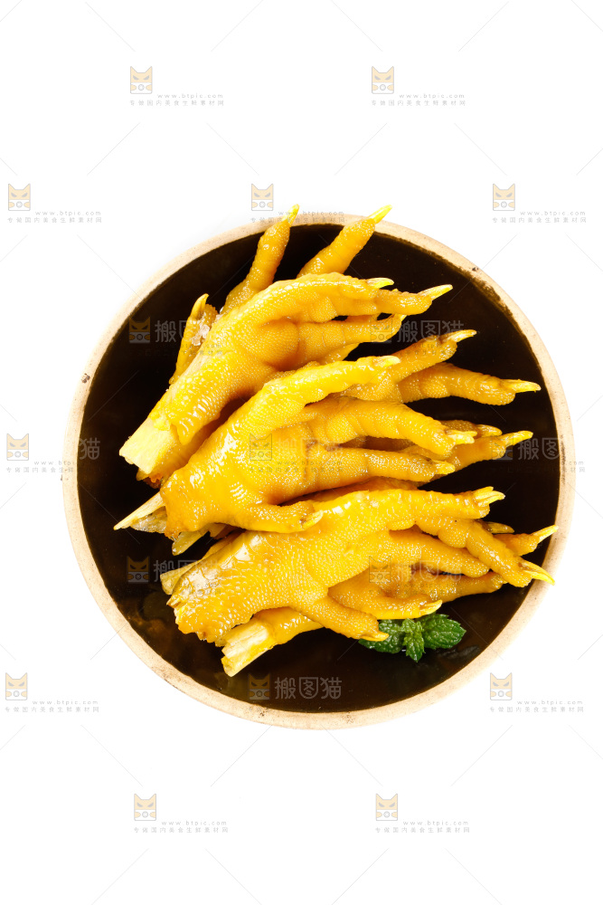 盘子里装着盐焗鸡爪