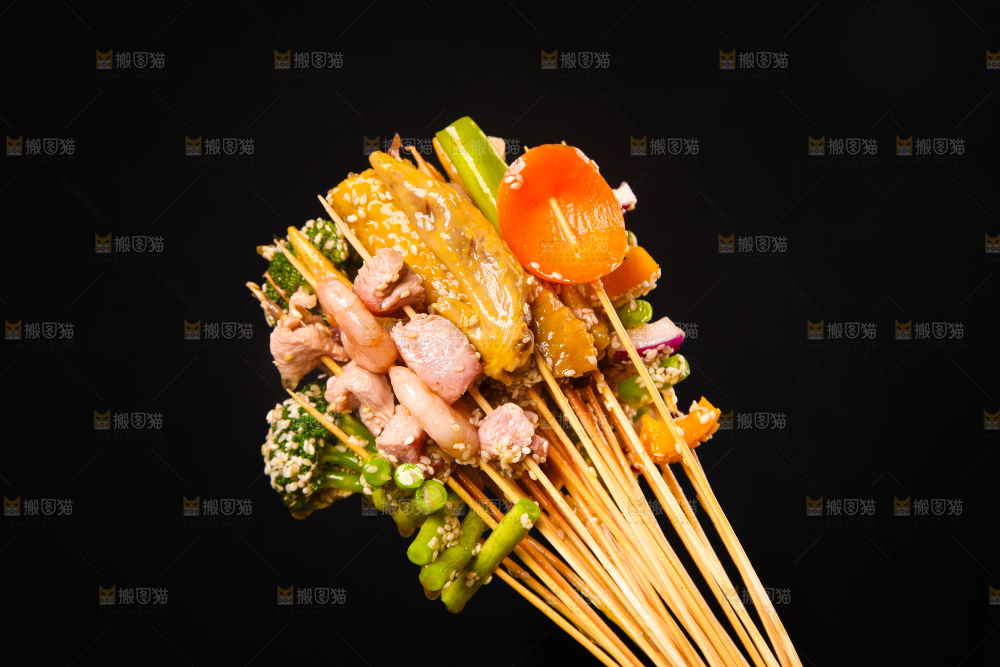 深底上摆放着冷锅串串