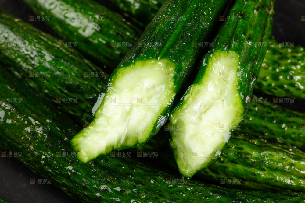 摆放着一堆的黄瓜仔