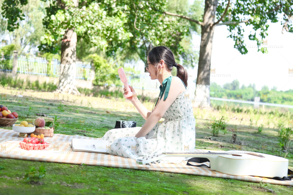 女孩正在玩耍