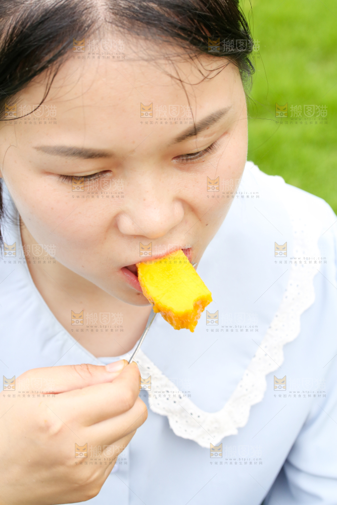 女孩正在吃芒果