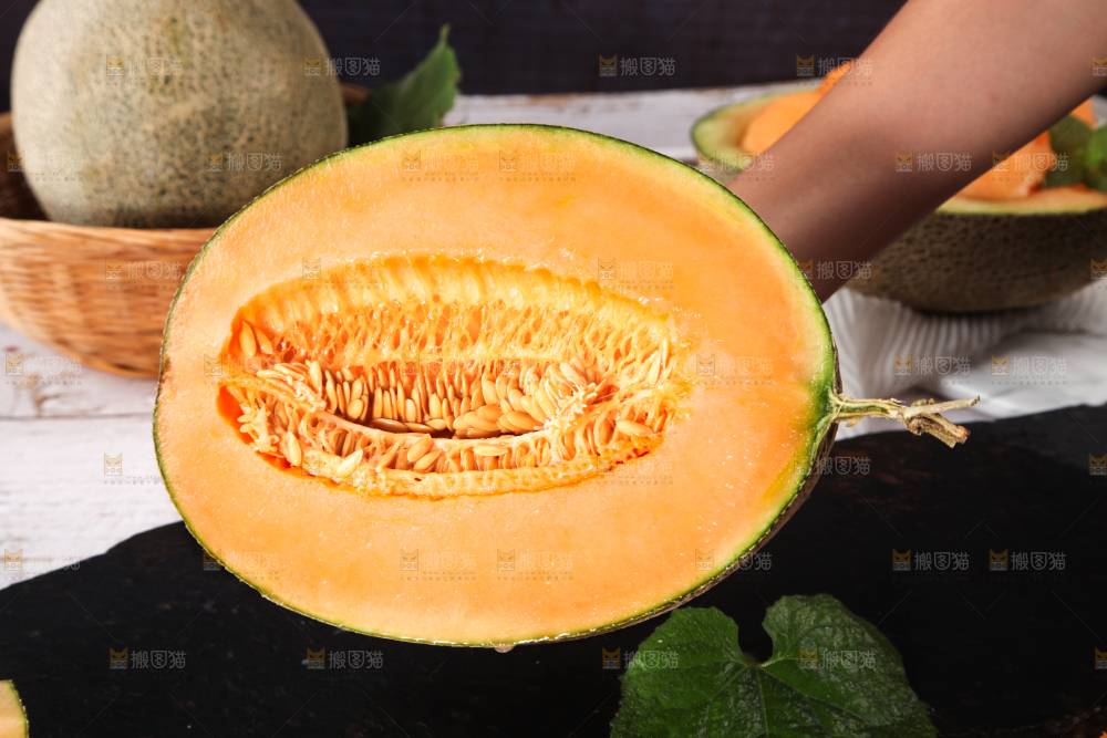 黑底上摆放着新鲜哈密瓜