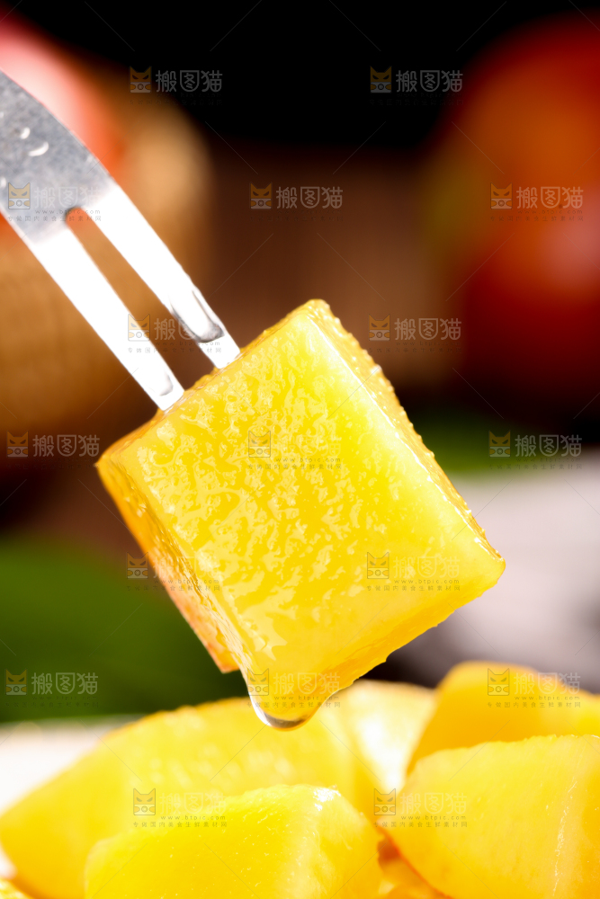 叉子叉着一块油桃