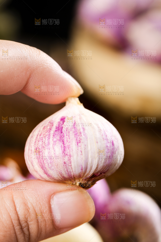 手里拿着独头蒜
