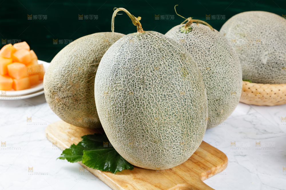 木底上摆放着新疆哈密瓜