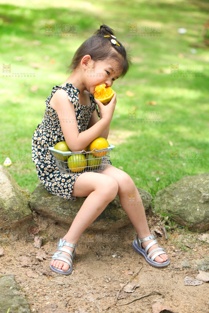 小女孩正在吃夏橙