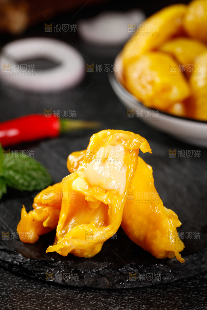 深底上摆放着盐焗鸡脚筋